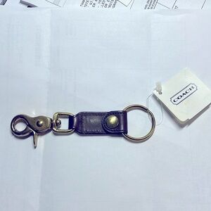NWT Coach trigger snap key fob in Brown, smooth leather and brass. 5”
